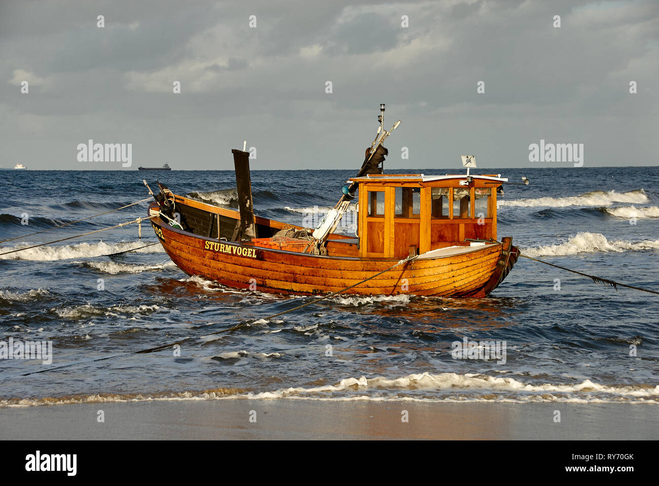 Fischerboot am Strand der Insel Usedom in Deutschland Stockfoto