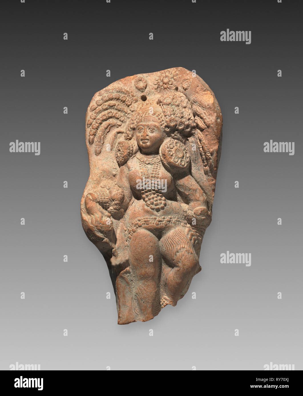 Weibliche Figur, wahrscheinlich eine Art Gottheit (yakshi), C. 75 BC. Indien, Shunga (C. 187-78 v. Chr.). Terrakotta; Insgesamt: 11,5 cm (4 1/2 in. Stockfoto