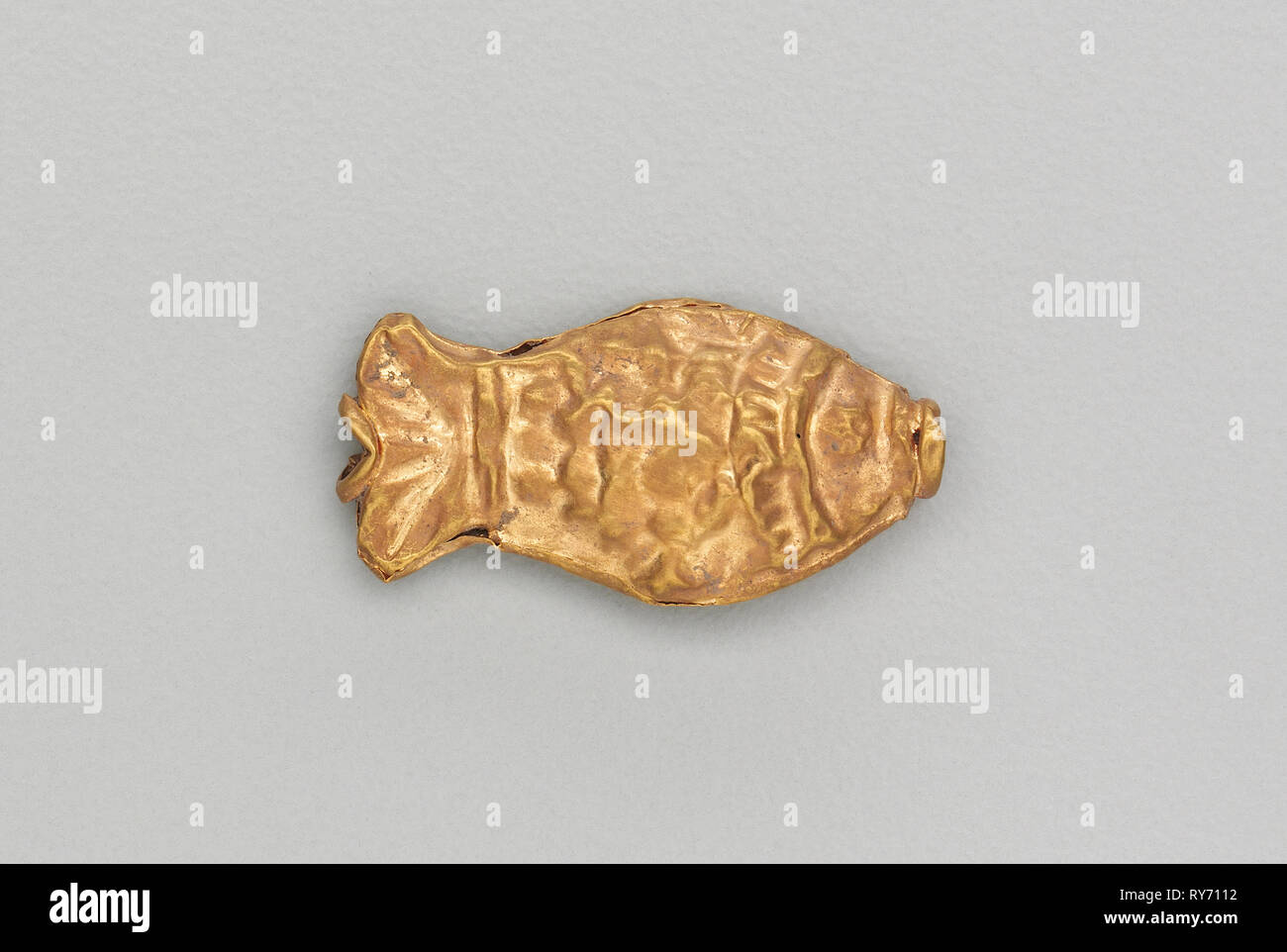 Halskette Perle in Form eines Fisches, 185-72 BC. Indien, Sunga Periode (185-72 v. Chr.). Gold repoussé mit Granulation Stockfoto