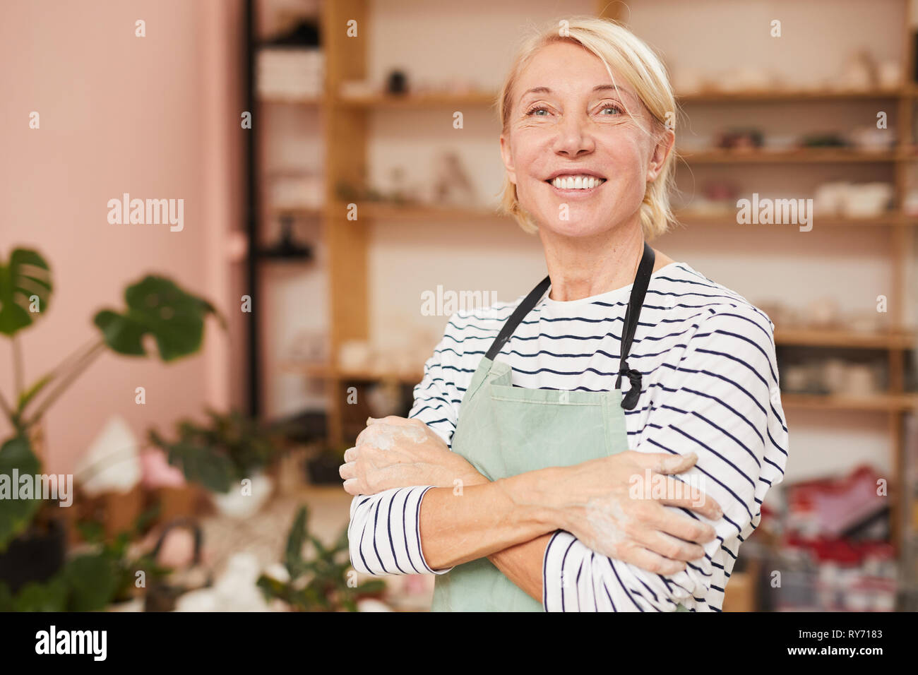 Weibliche Handwerker in der Werkstatt Stockfoto