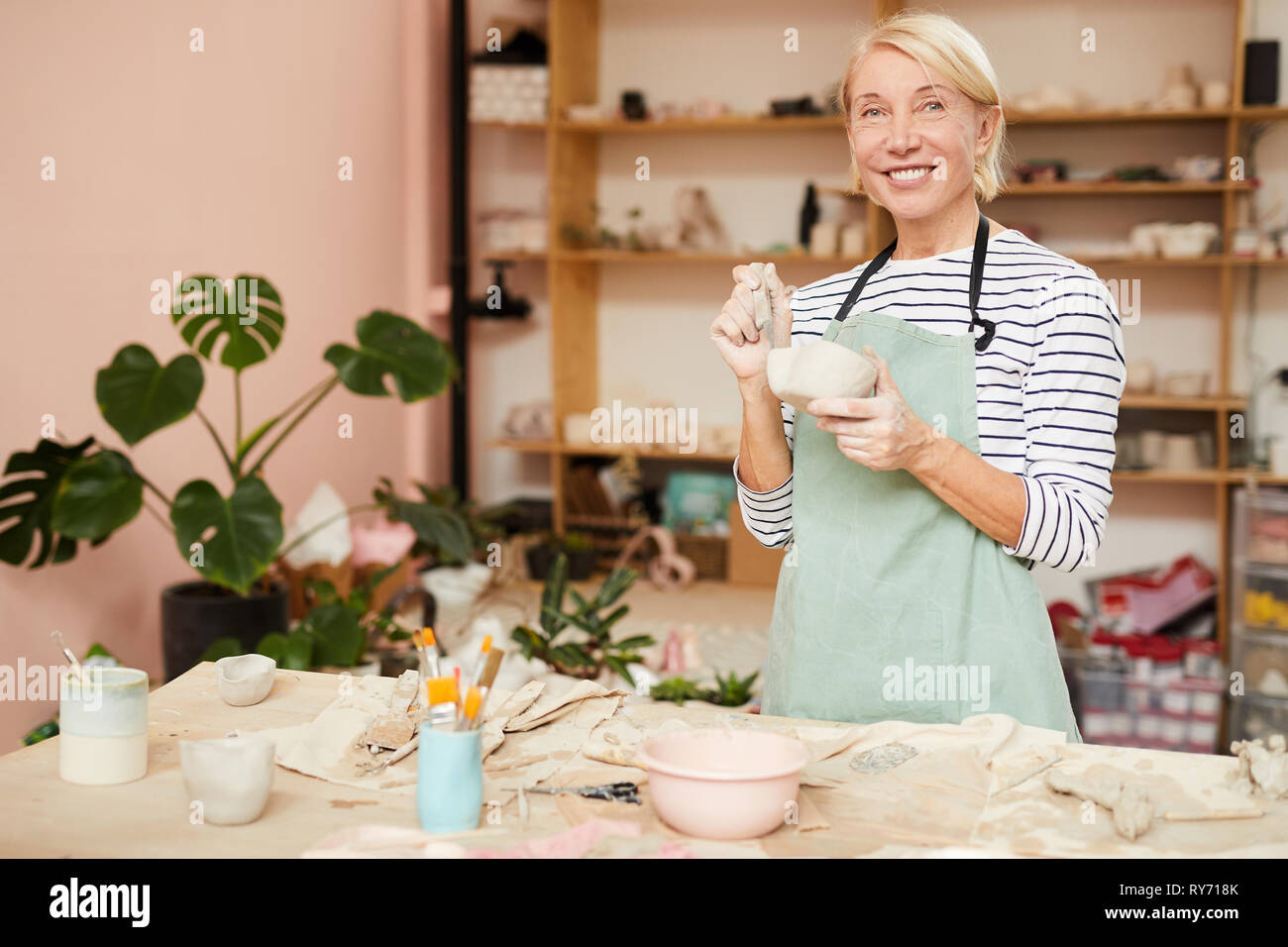 Weibliche Potter in Werkstatt Stockfoto