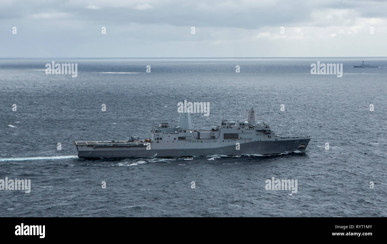 190220-M-QS 181-0038 PAZIFISCHEN OZEAN (Feb. 20, 2019) Der San Antonio-Klasse amphibious Transport dock Schiff USS John Murtha (LPD S. 26) Segeln im östlichen Pazifischen Ozean während der routinemäßigen Arbeiten wie ein Teil der Boxer Amphibious Ready Gruppe. (U.S. Marine Corps Foto von Lance Cpl. Jason Monty) Stockfoto