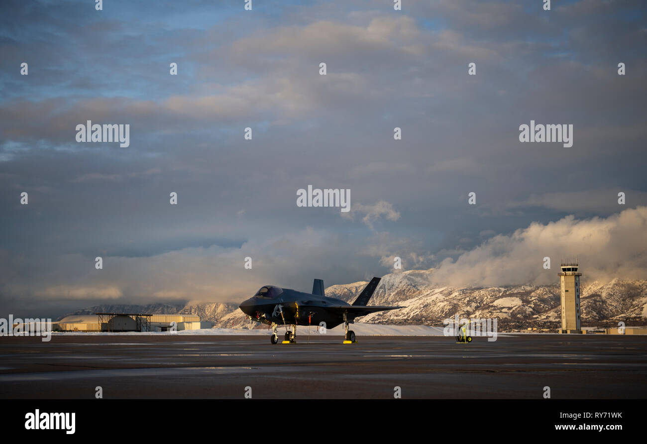 Eine F-35 Lightning II ist als Stütze für eine Videoproduktion von der 2d-Audiovisuelle Geschwader auf dem Flug Linie gefilmt bei Hill Air Force Base, Arizona, Jan. 18, 2019 verwendet. Die Produktion, die "das große Bild", vermittelt Informationen über die Agenturen auf Basis zur Verfügung, die zur Verfügung gestellt werden Flieger mit verschiedenen Umständen zu helfen. (U.S. Air Force Foto von Tech. Sgt. Andrew Lee) Stockfoto