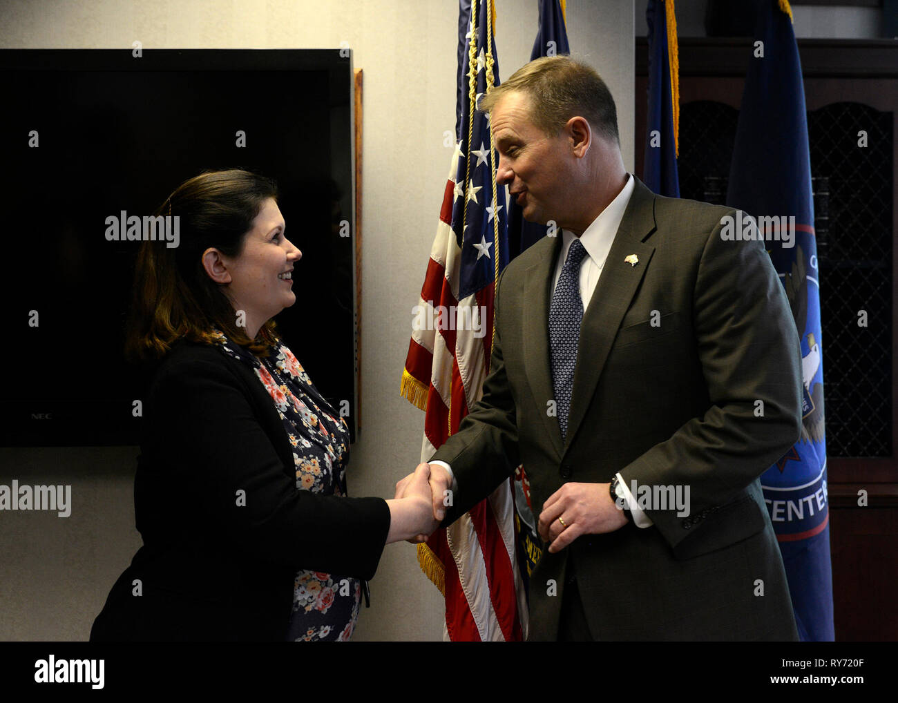 190307-N-NT 747-1032 North Chicago, Illinois (7. März 2019) James Byrne, Stellvertretender Sekretär des Veterans Affairs, gibt eine Münze, um zu Laurie Noschese im Captain James A. Lovell Federal Health Care Center. Lovell FHCC ist das erste seiner Art, und nur, Health Care Center, das Verteidigungsministerium und Veterans Affairs Medical Care in einer einzigen kombinierten Mission integriert. (U.S. Marine Foto von Mass Communication Specialist 2. Klasse Jakob Waldrop/Freigegeben) Stockfoto