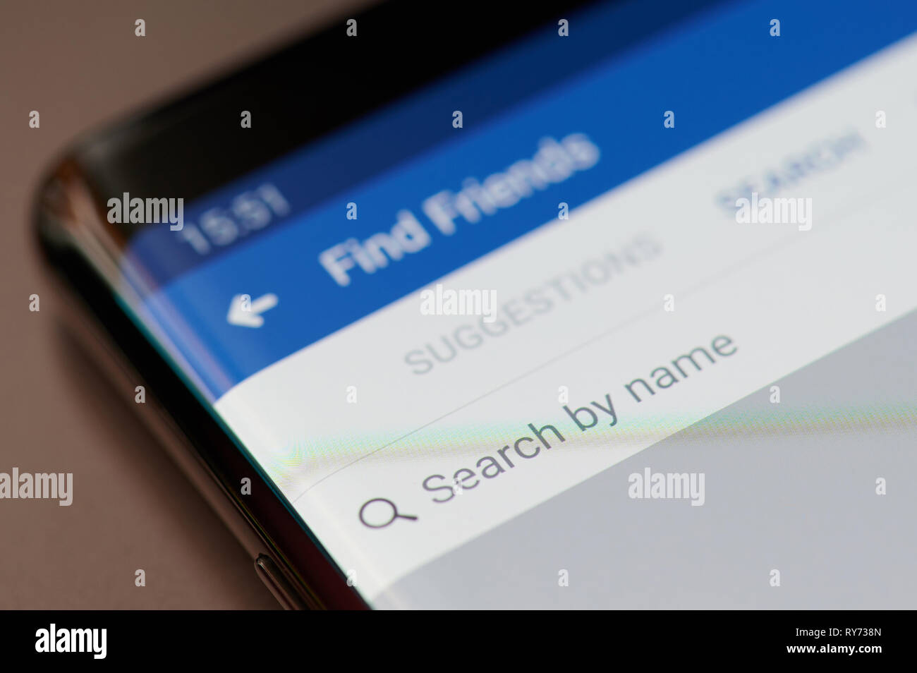 New York, USA - 11. März 2019: Suche nach namen Freunde in Facebook der Bildschirm des Smartphones Stockfoto