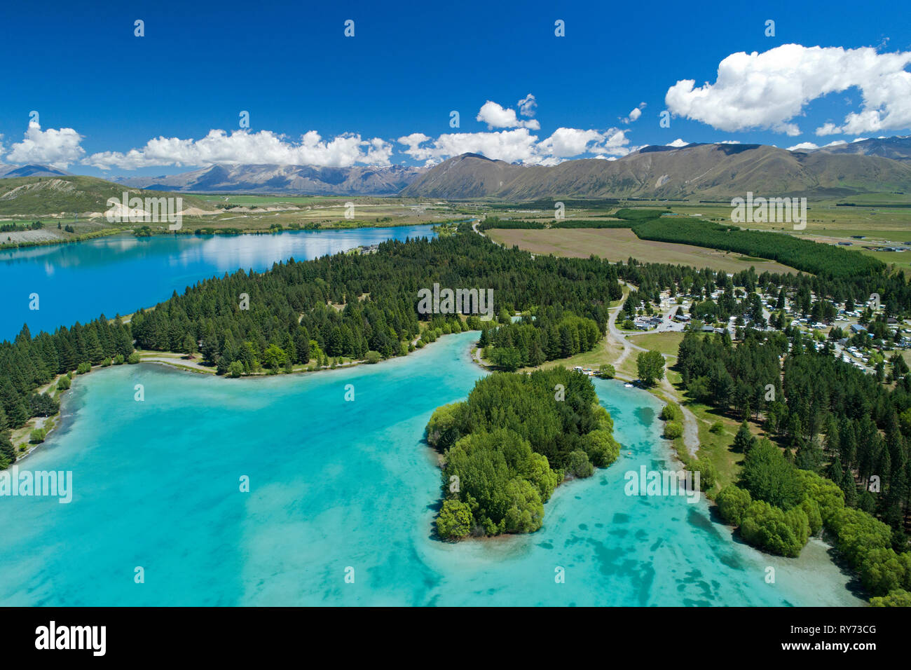 Lake Ruataniwha und Lake Ruataniwha Holiday Park (rechts), Mackenzie Country, Südinsel, Neuseeland - Luftbild Stockfoto