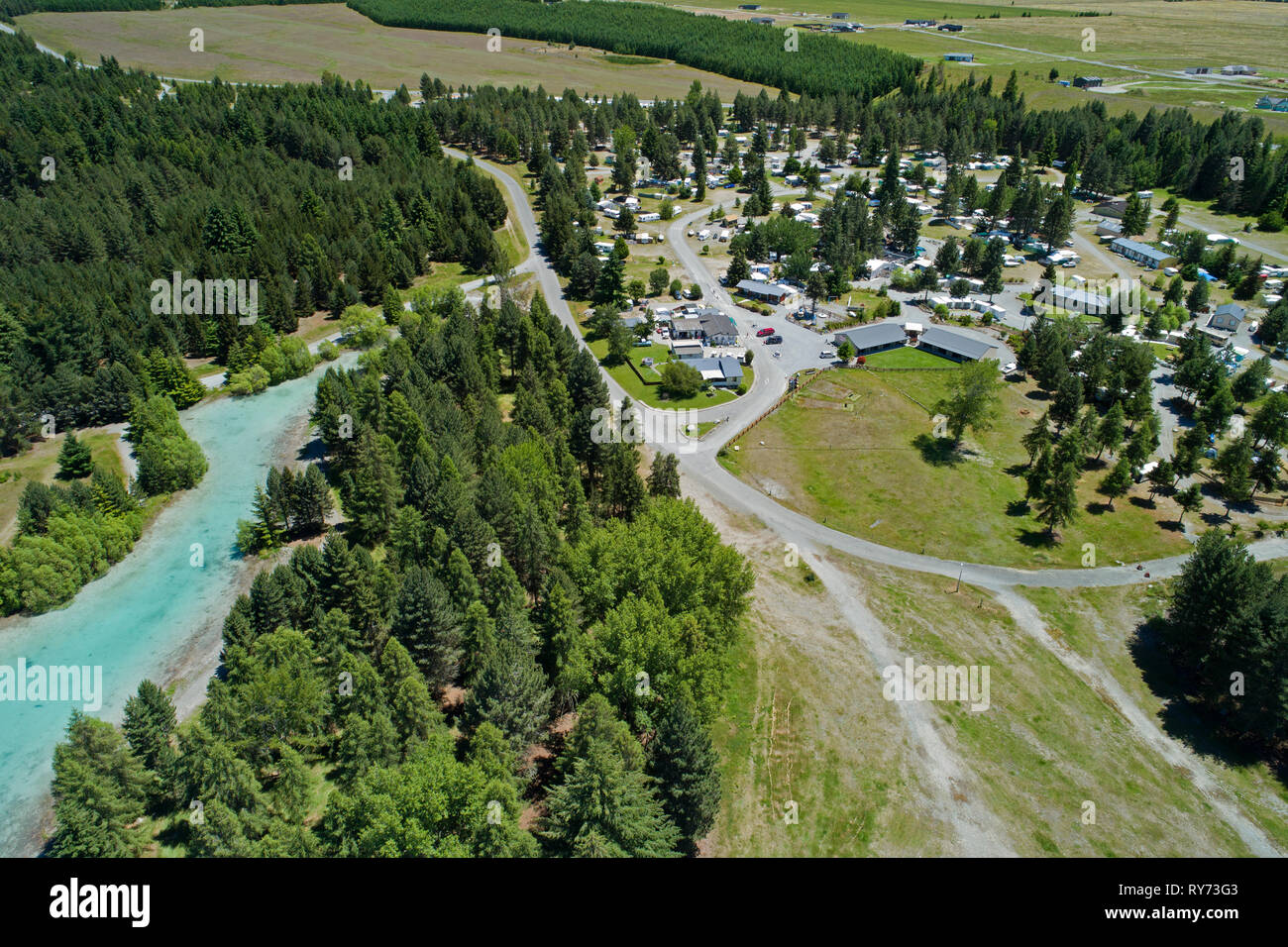 Lake Ruataniwha Holiday Park und Lake Ruataniwha, Mackenzie Country, Südinsel, Neuseeland - Luftbild Stockfoto