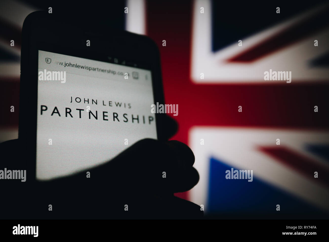 John Lewis Partnership (JLP), ein Mitarbeiter im Besitz der britischen Firma. Logo auf Ihrer Website ist auf einem Smartphone Display angezeigt Stockfoto