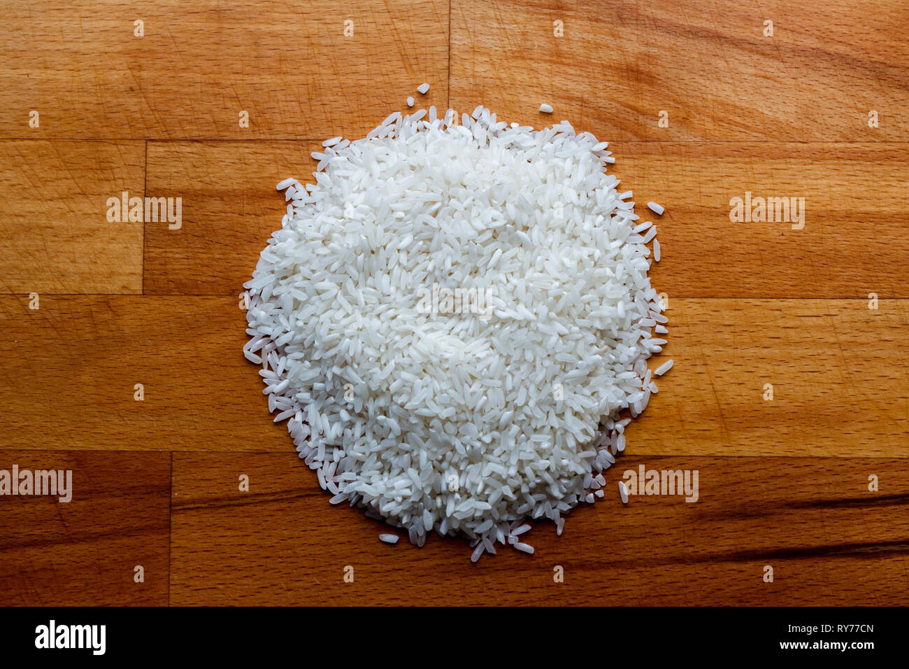 Ansicht von oben von Reis auf hölzernen Tisch Stockfoto