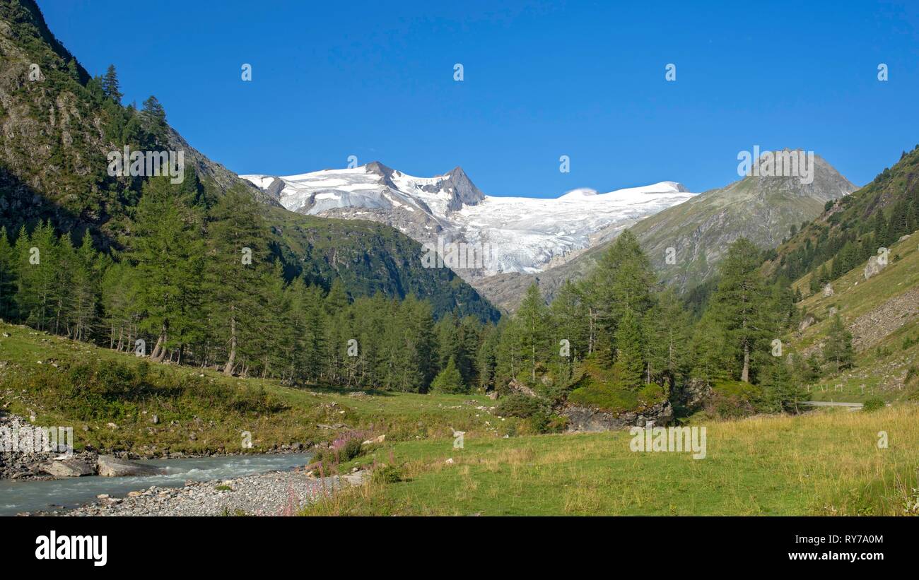 Gletscherbach, Gschlößbach im Tauern Tal, hinter es schwarze Wand, hohen Zaun und Großvenediger Stockfoto