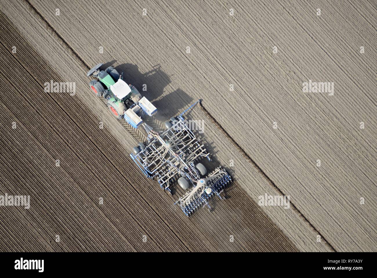 Die moderne Landwirtschaft, Traktor Ackerflächen in einem Feld, Schleswig-Holstein, Deutschland Stockfoto