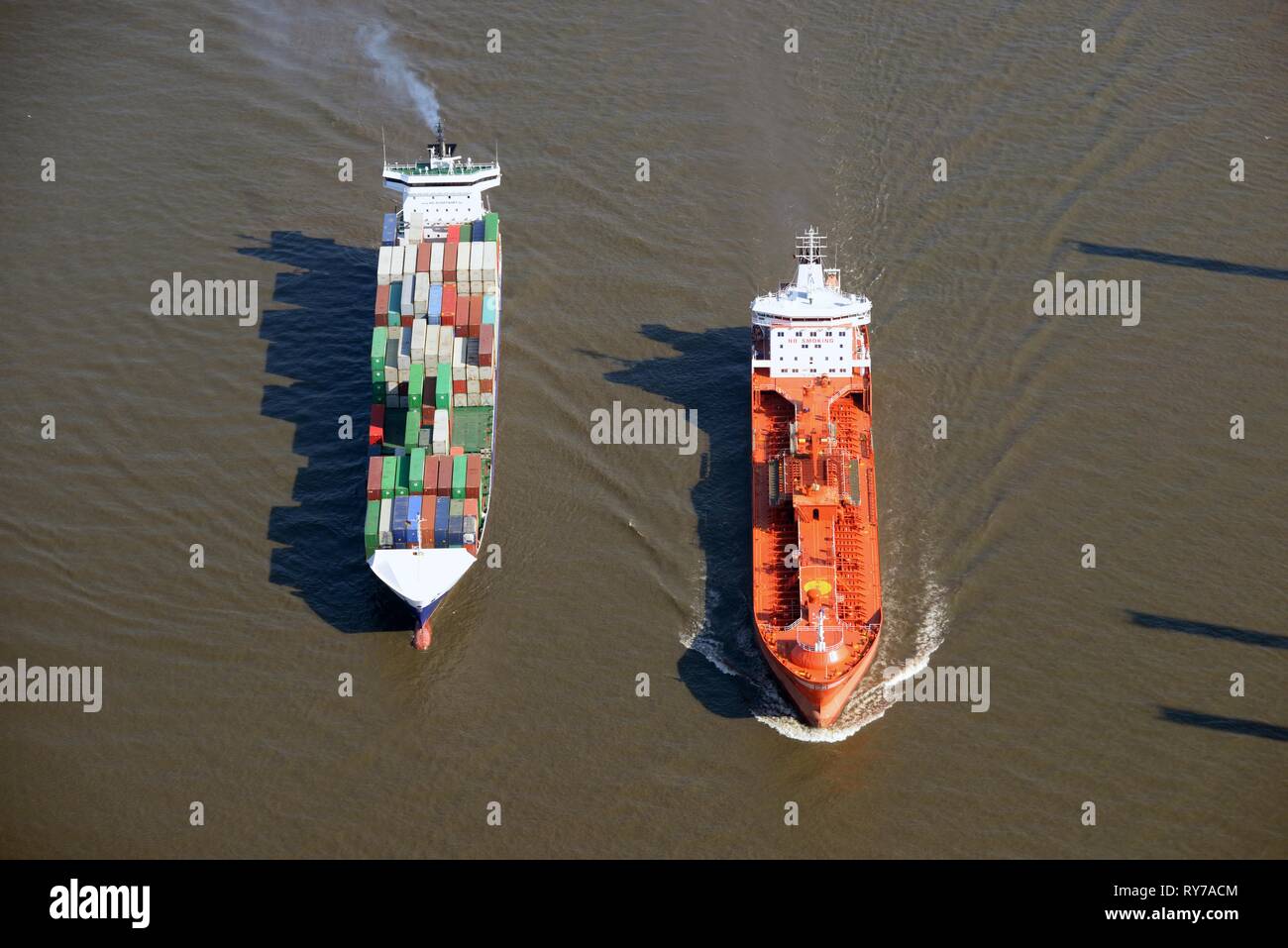 Schrägförderer Schiff und Tanker auf der Elbe, Hamburg, Deutschland Stockfoto