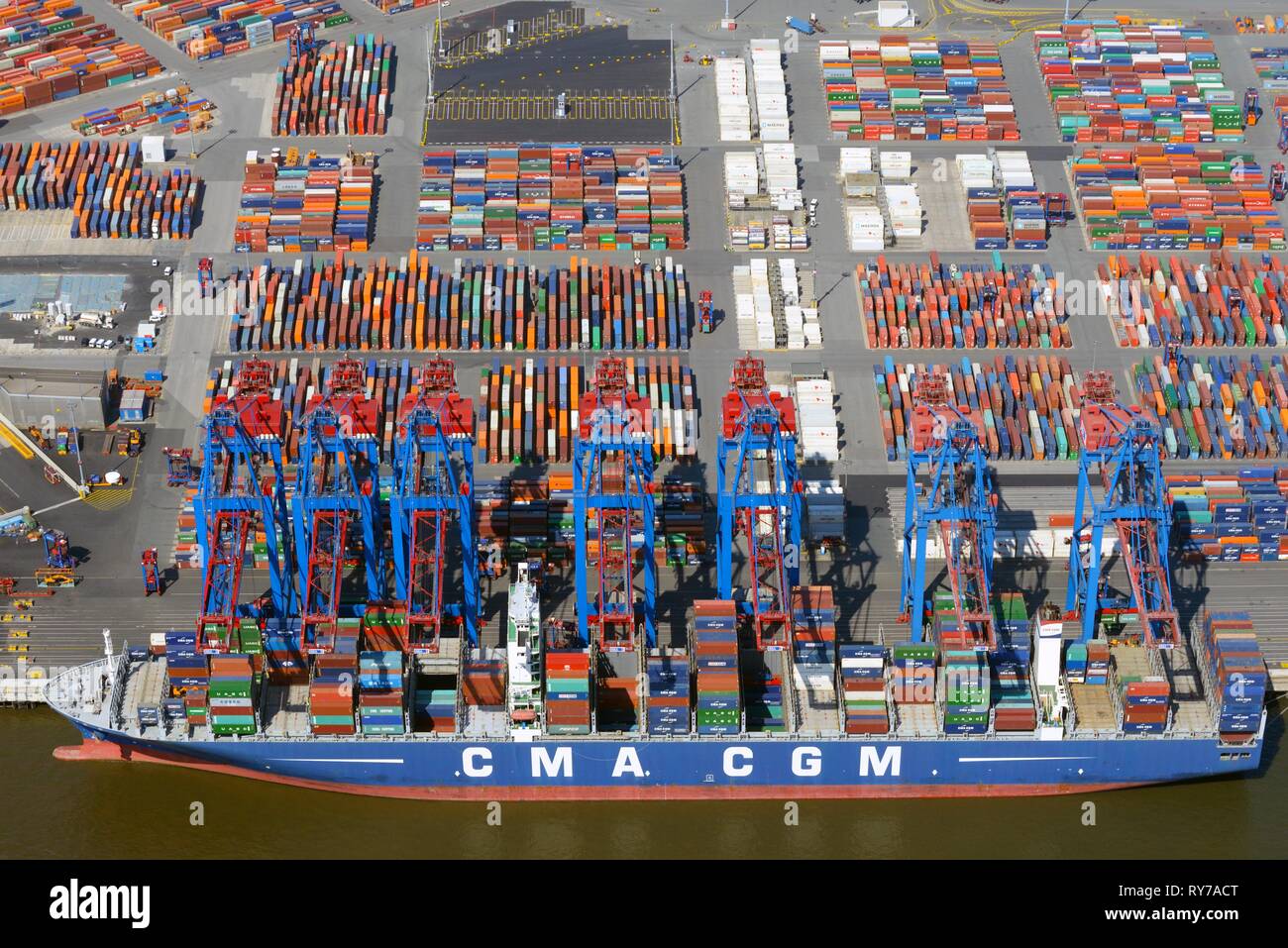 Containerschiff CMA CGM am Containerhafen, Beladung von Containern, Hamburg, Deutschland Stockfoto
