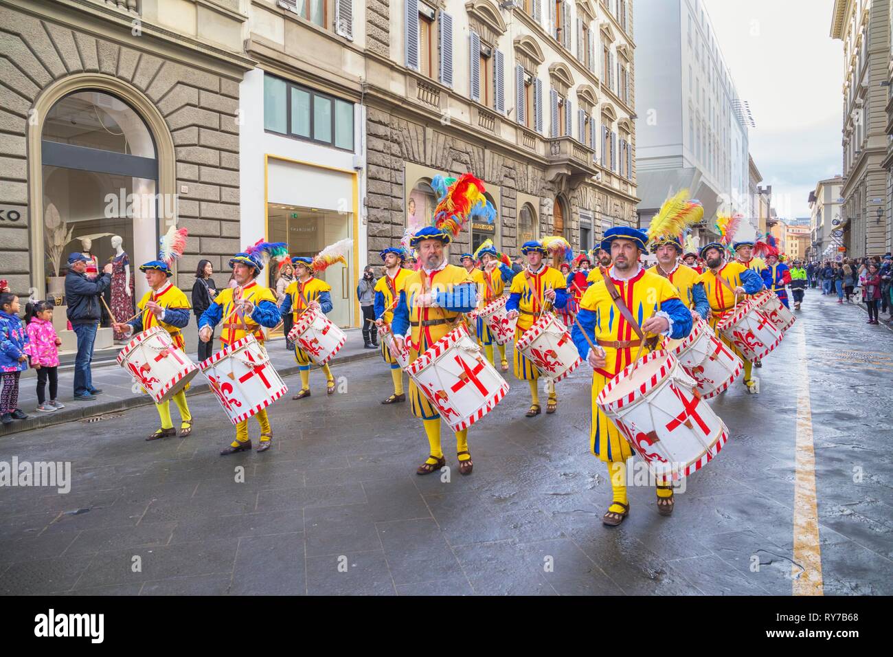 Schlagzeuger in historischen Kostümen marschieren durch Straße, scoppio Del Carro oder Explosion der Warenkorb Festival, Florenz, Toskana Stockfoto