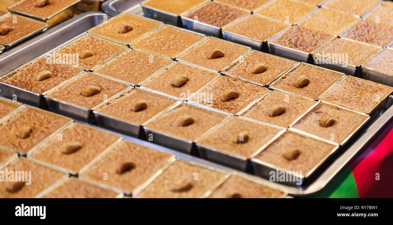 Khanom Mo Kaeng, traditionelle Thailändische gebackene süße Nachspeise Kokosnuss Pudding, Pudding, mit taro Stärke, Kokosmilch, Ei, Zucker, weißen Zucker, Salz Stockfoto