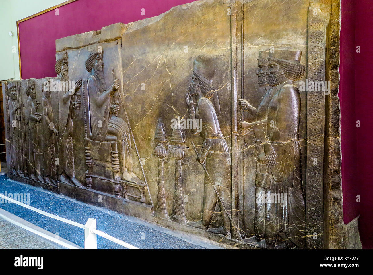 Teheran Museum der Iran antike Persepolis Wand Schnitzen von persischen König Stockfoto