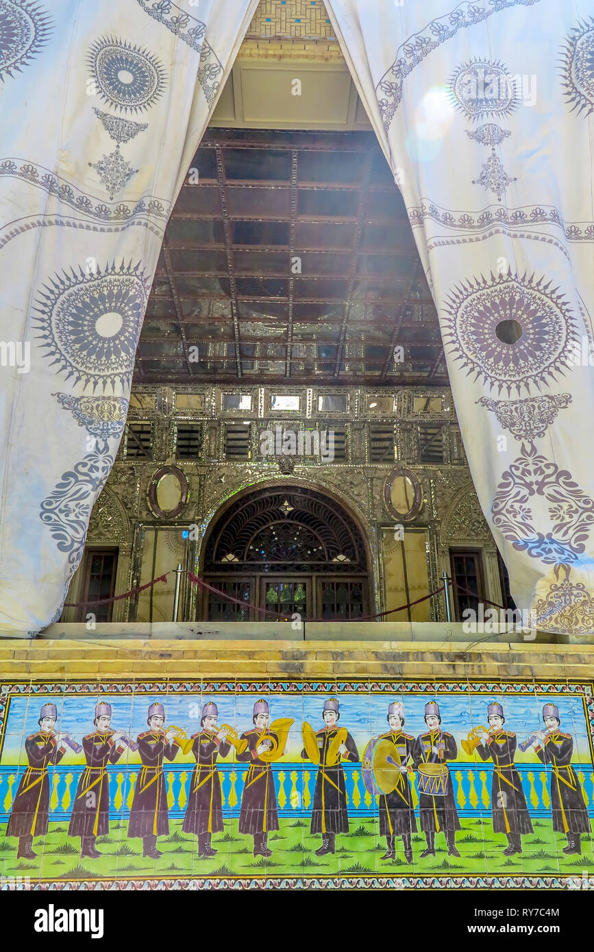 Teheran Golestan Palast Talar-e Almas Diamond Hall öffnen Vorhang Stockfoto