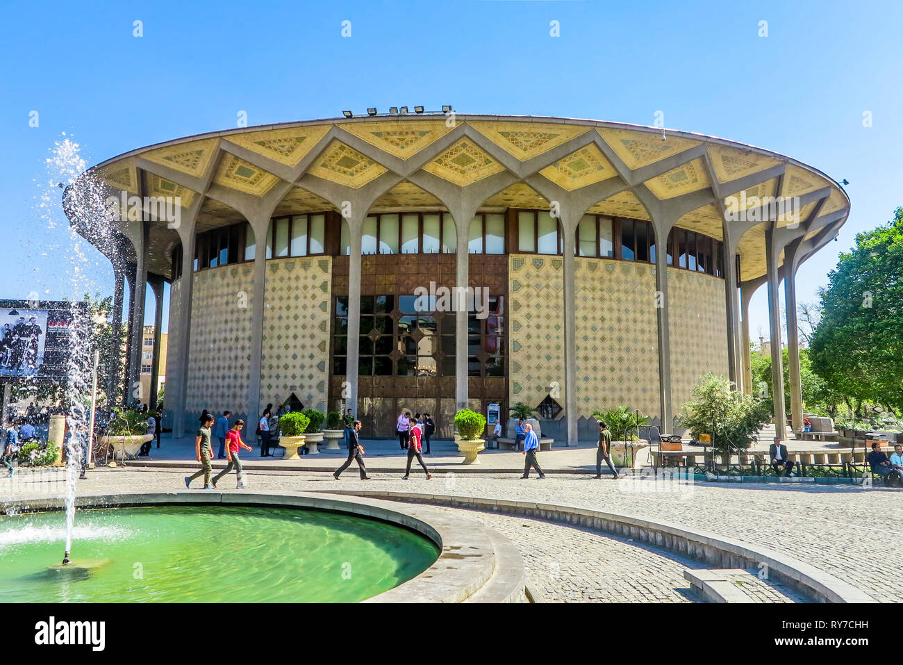 Teheran Stadt Theater Teatr-e Shahr mit Wandern Menschen und Fountain View Point Stockfoto
