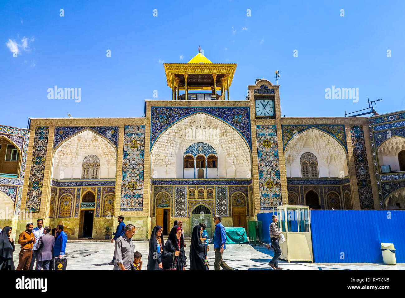 Qom Fatima Masumeh Schrein Seitenwände mit Uhr und Watch Tower Stockfoto