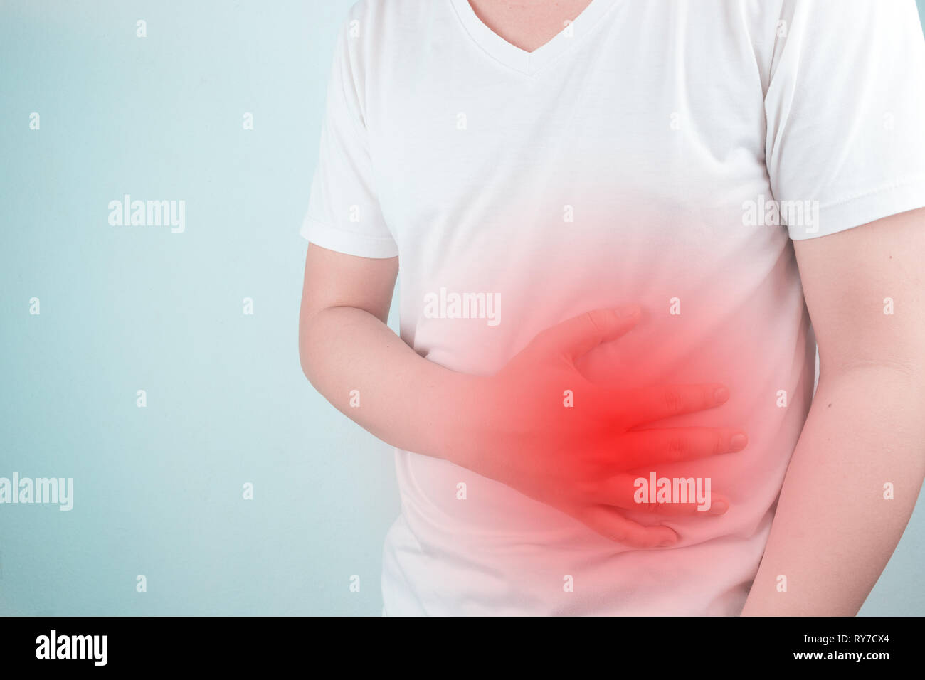 Asiatische junge Männer leiden unter Magengeschwüren. Gastritis durch die Infektion mit H. pylori-Bakterien im Gesundheitswesen und Gesundheit Problem Konzept verursacht Stockfoto
