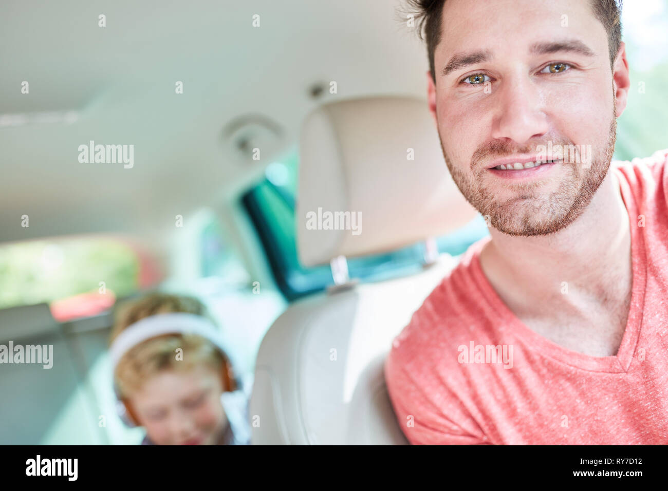 Mann im Auto als Vater und Autofahrer auf dem Weg in den Urlaub Stockfoto