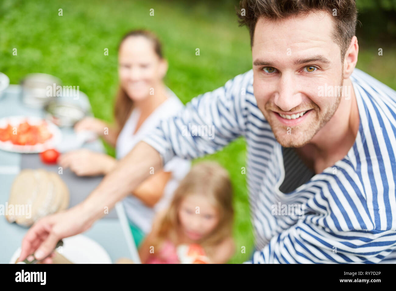 Mann und Familie zu frühstücken, im Garten oder beim Camping im Sommer Stockfoto