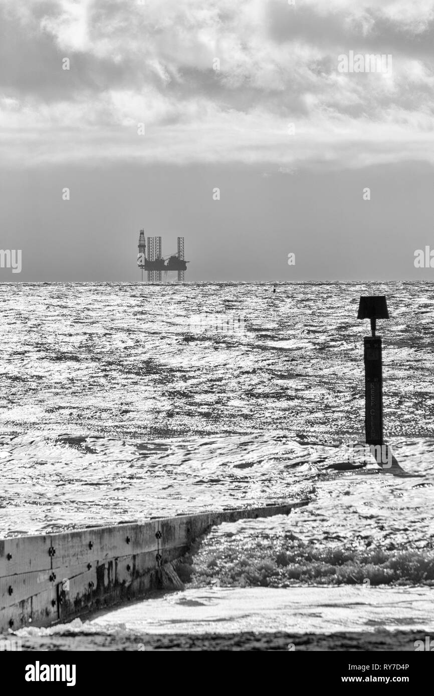 ENSCO 72 Ölplattform in Poole Bay wo Corallian Suche nach Extrahierbaren Petroleum, Bournemouth, Dorset UK im März sind Stockfoto