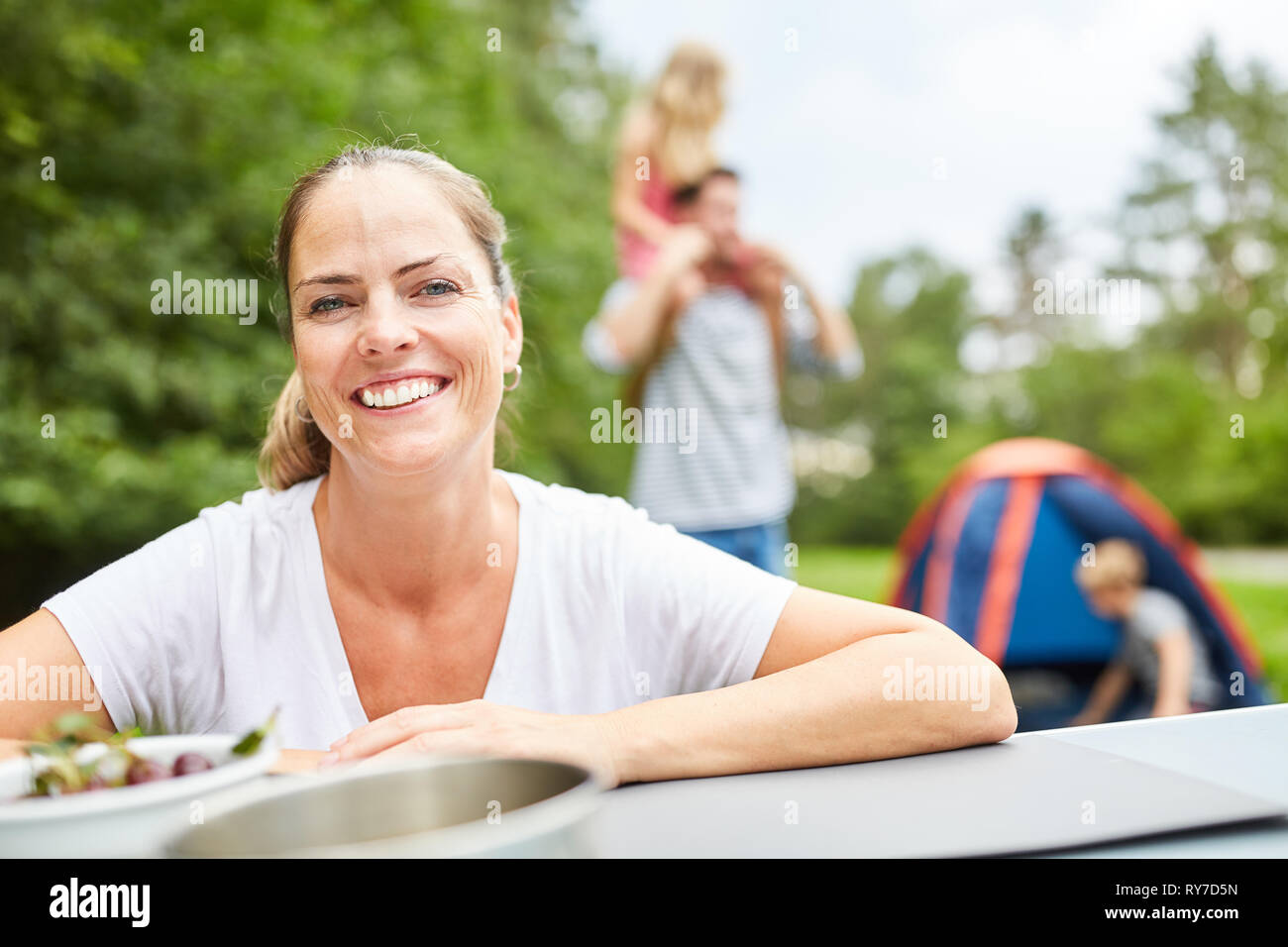 Glückliche Frau in Camping. Familienurlaub im Sommer Ferien Stockfoto