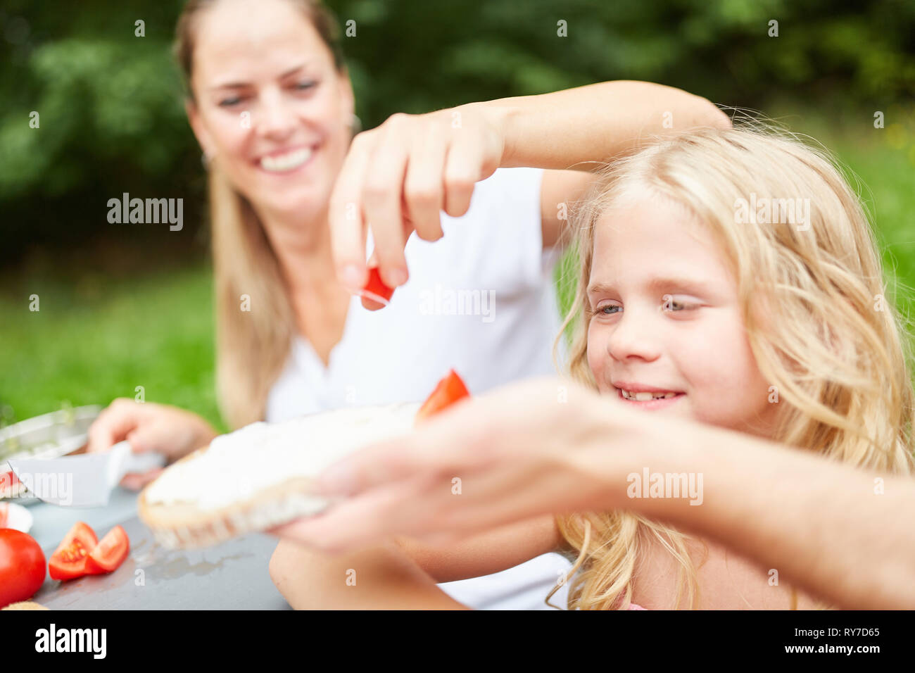 Mutter und Kind zusammen Abstrich ein Sandwich für Picknick oder Snack Stockfoto