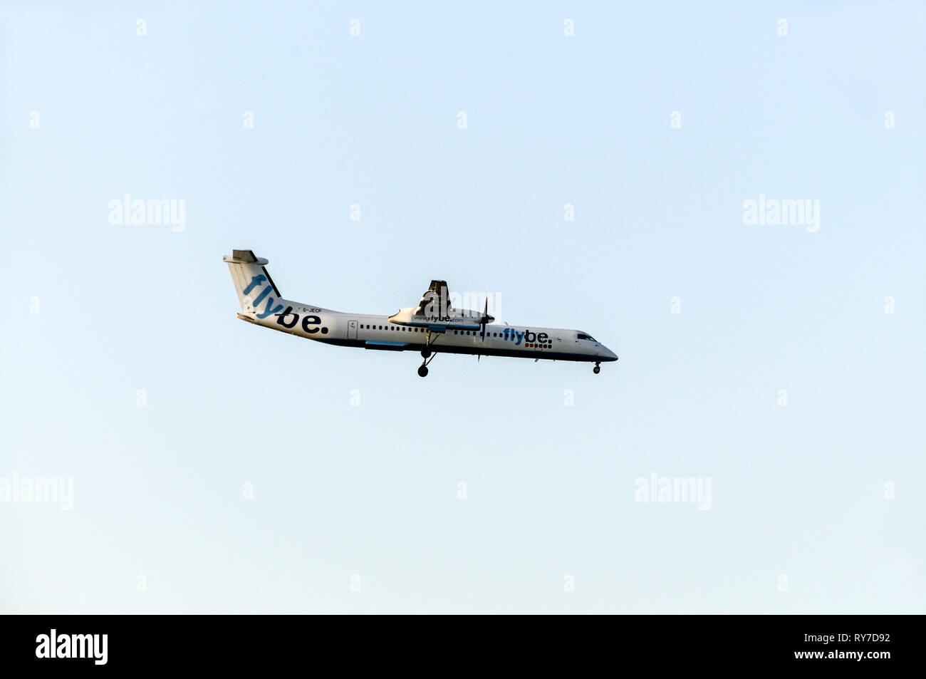 Eine Flybe Bombardier Dash 8 Q400 einen Ansatz, einen Ansatz für die Insel Man Flughafen Ronaldsway in der Nähe von Castleton auf der Isle of Man die Stockfoto