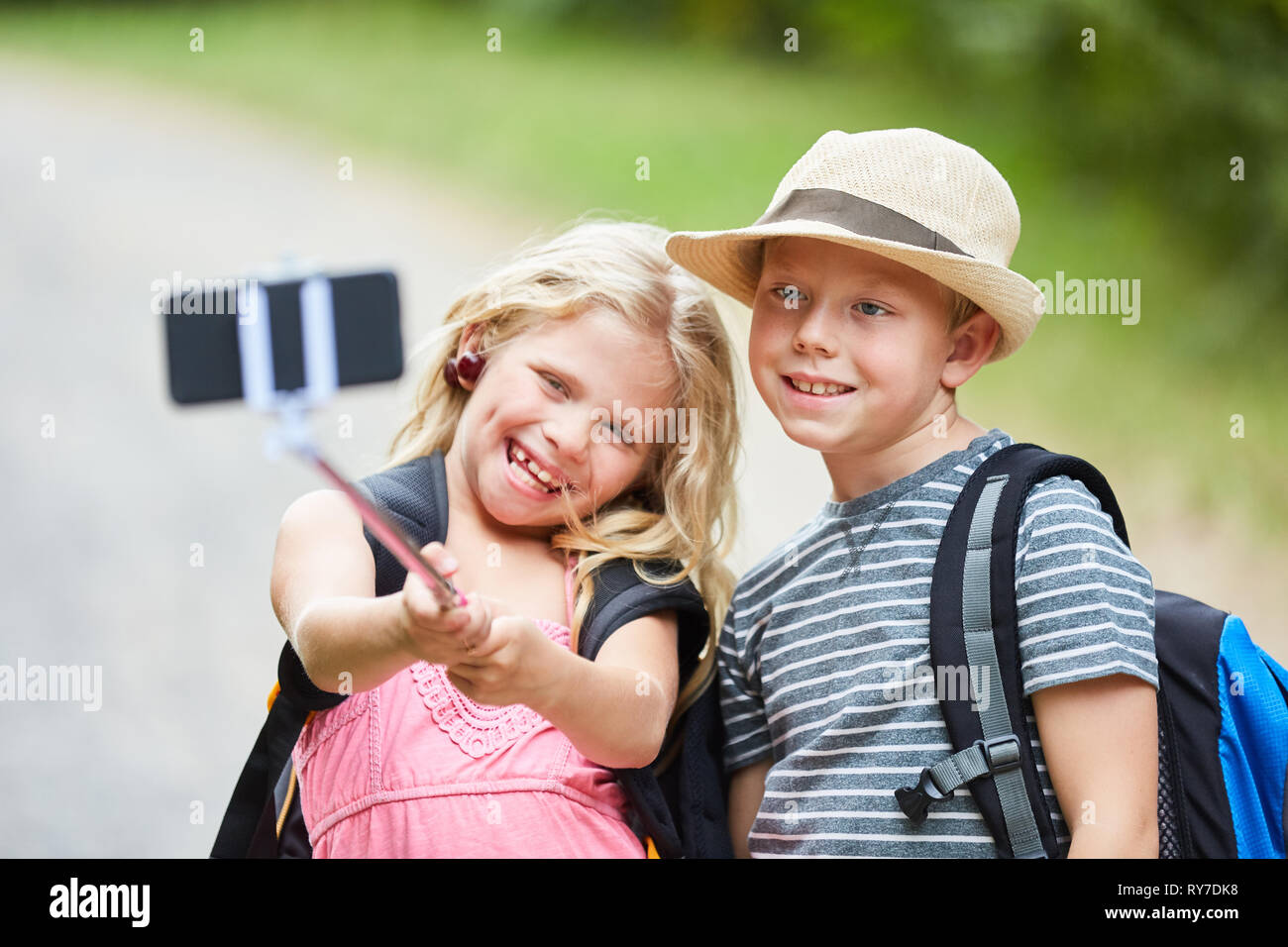 Frohe Kinder nehmen eine selfie Foto auf einer Wanderung in der Natur Stockfoto