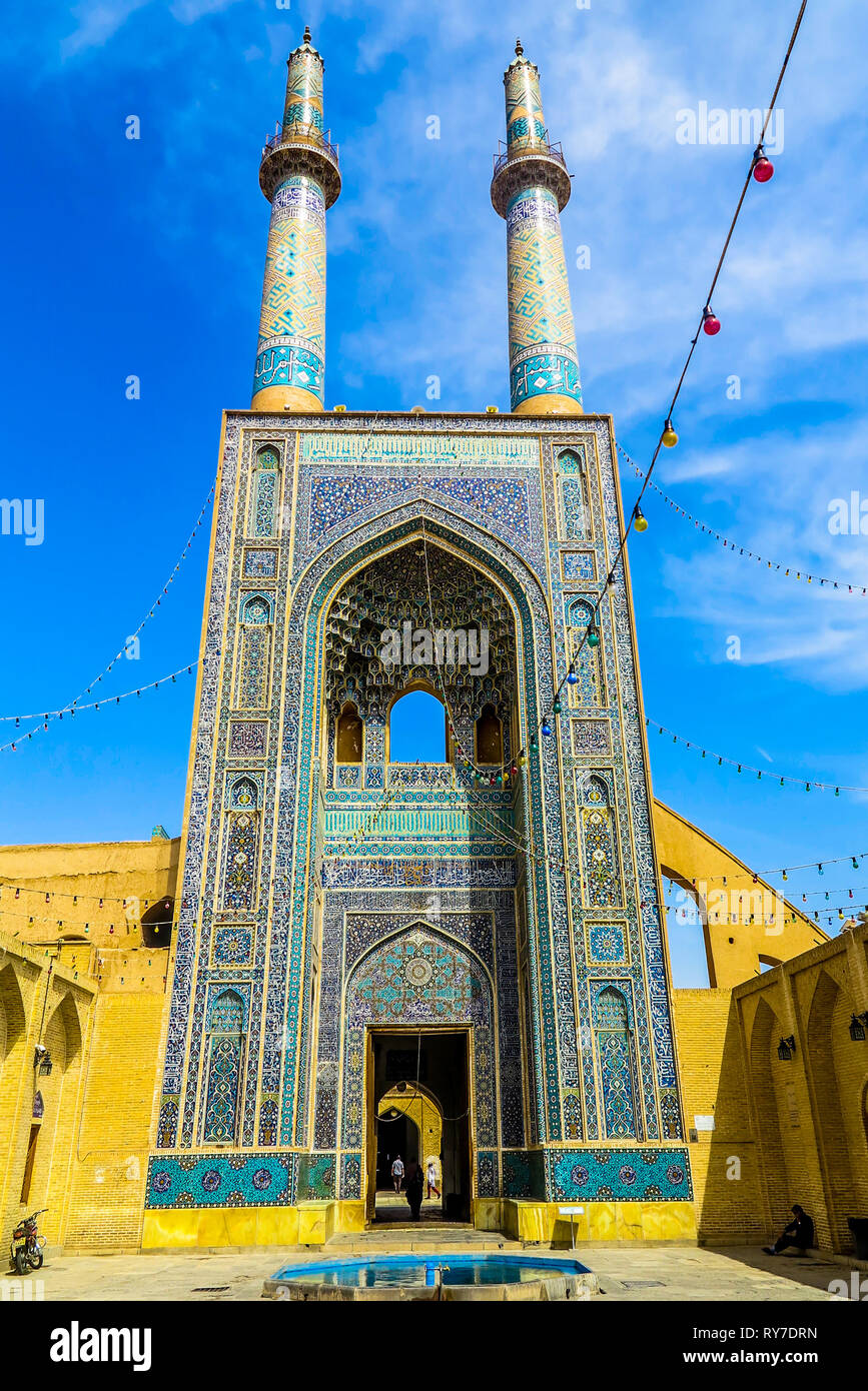 Yazd Masjid-e Jameh Moschee Haupteingang Iwan mit höchsten Minarett im Iran View Point Stockfoto