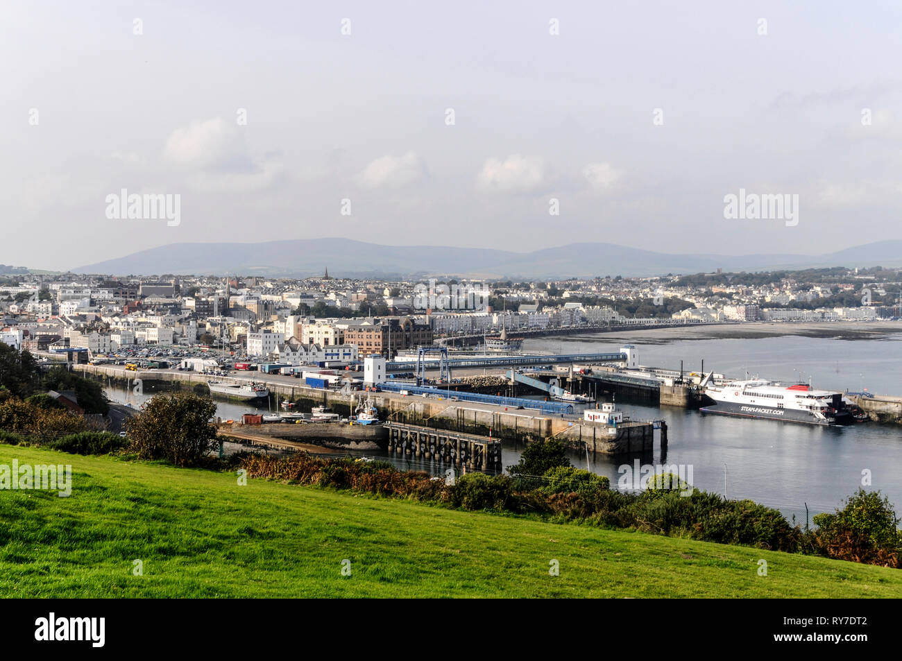 Skyline von Douglas und die Docks, wo die Autofähren Dock auf der Isle of Man, Großbritannien die Insel Man mit seiner Hauptstadt Douglas im befindet. Stockfoto