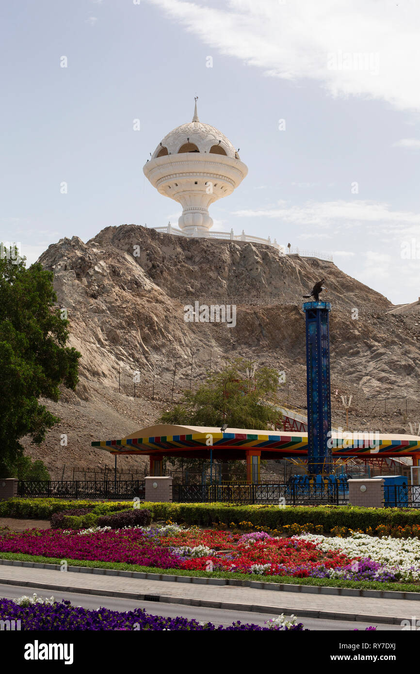 Riyam Vergnügungspark und Weihrauch-Brenner-Denkmal an der Corniche Mutrah in Muscat, der Hauptstadt des Sultanats Oman Stockfoto