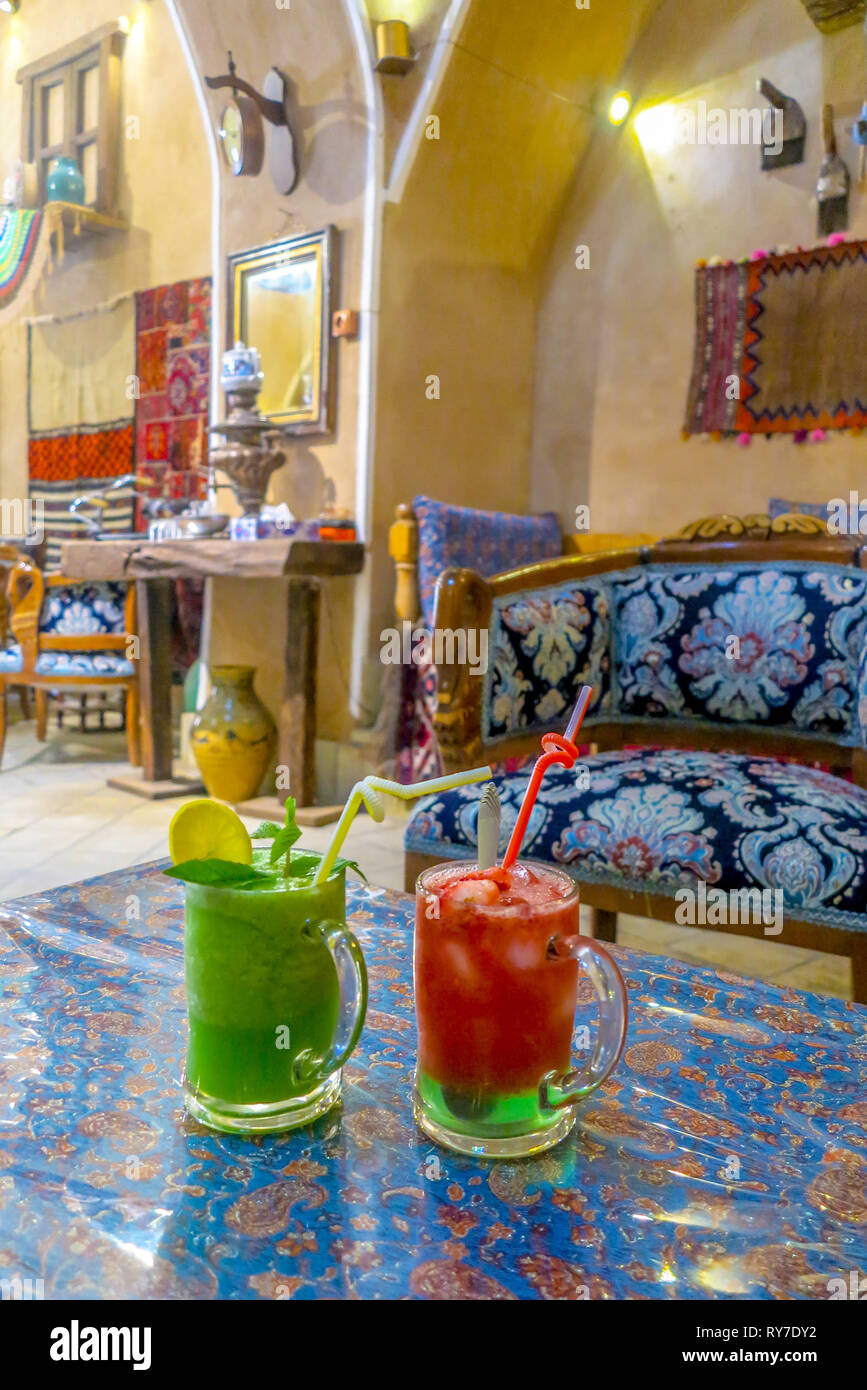 Iranische Alkoholfreie Grün und Rot gefärbte Mojito Getränke mit Stroh auf einem Tisch Stockfoto