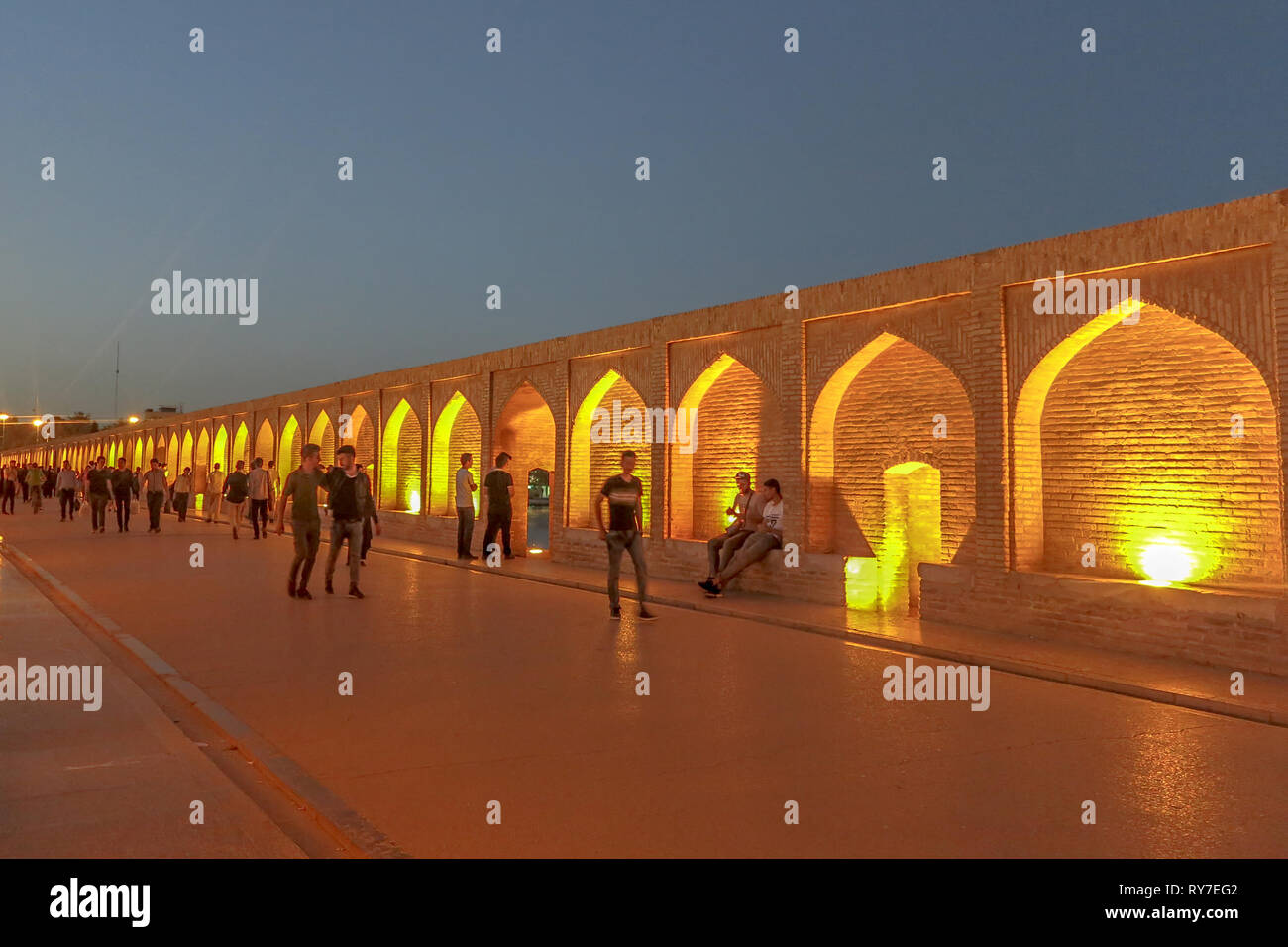 Isfahan Allahverdi Khan Si-o-Seh Pol 33 Bögen der Brücke beleuchteten Korridor Sonnenuntergang mit Menschen Stockfoto