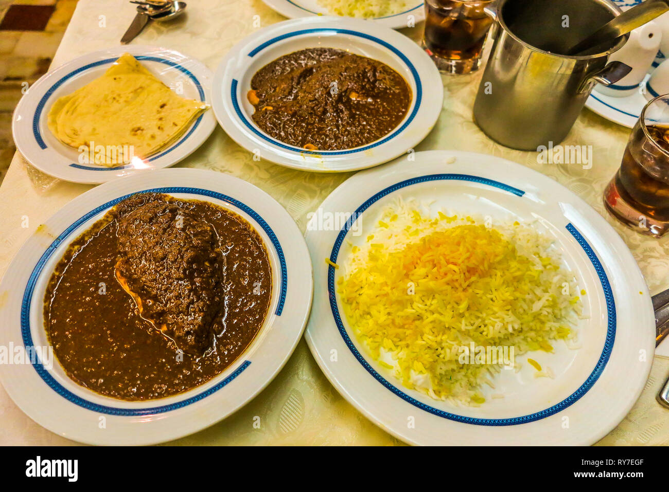 Iranische Isfahan Khoresht-e Fesenjan Granatapfel Walnuss Sauce Küche mit Safran Reis Stockfoto