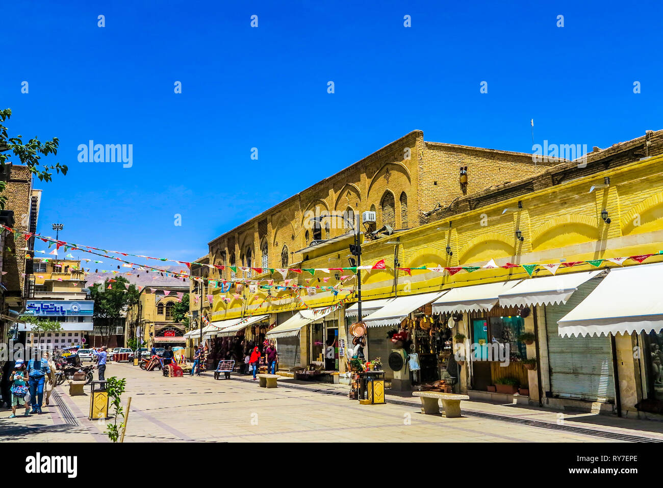 Shiraz Vakil Basar Souvenir Läden und Geschäfte mit blauem Himmel Hintergrund Stockfoto