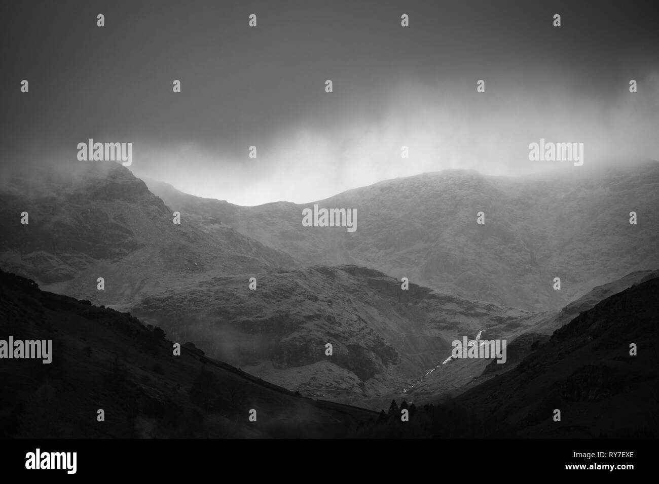 Blick über die coniston Fells im Lake District an einem regnerischen, stürmischen Tag Stockfoto