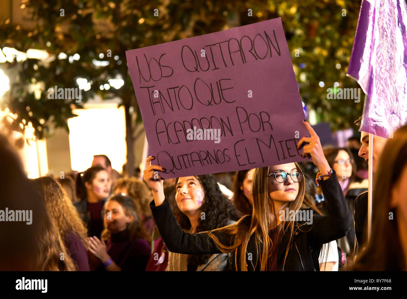 CORDOBA, Spanien - 03, 08, 2019: Junge Frau mit einem Banner am Tag Demonstration der Frauen. Stockfoto