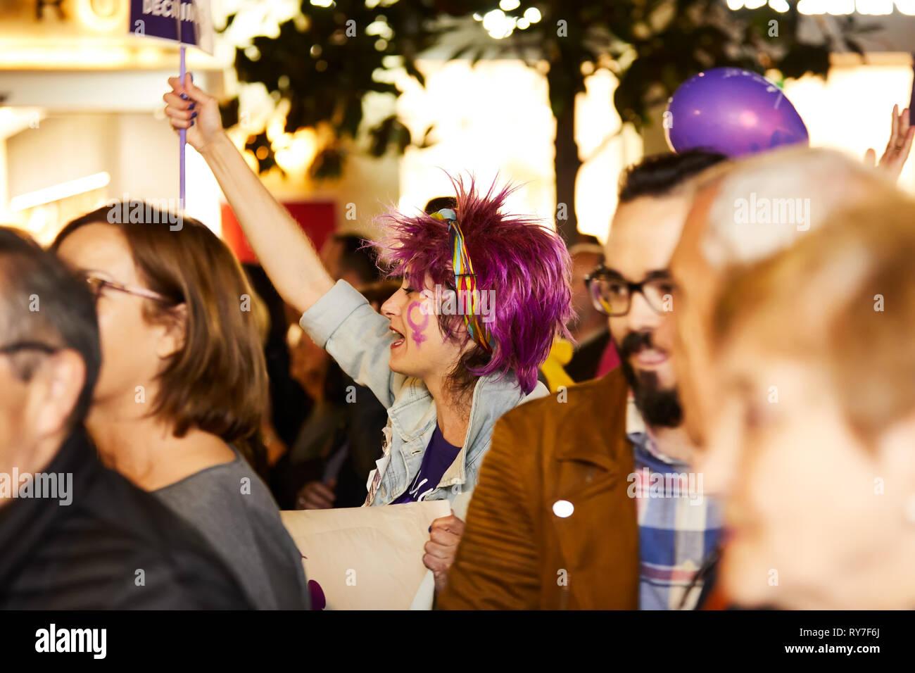 CORDOBA, Spanien - 03, 08, 2019: Frau mit lila Haaren protestieren am Tag Demonstration der Frauen. Stockfoto