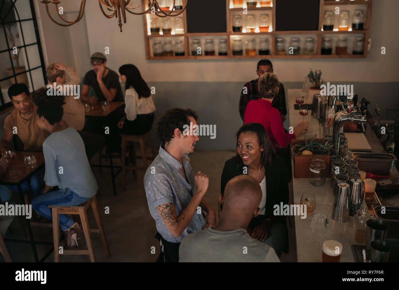 Die jungen Menschen selbst enoying in einer Bar in der Nacht Stockfoto