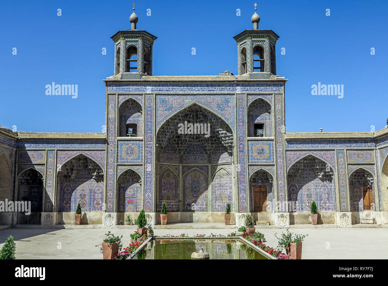 Shiraz Nasir Al-Mulk Rosa Moschee Innenhof Main Iwan Portal mit Muqarna Ahoopay Wabe Stalaktit Vaulting Stockfoto