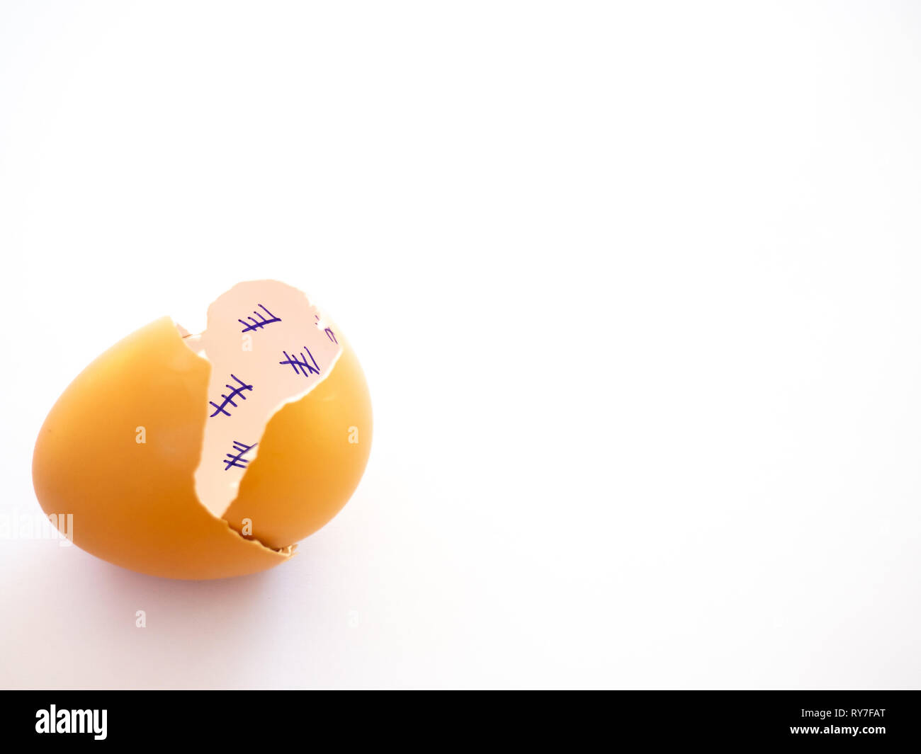 Ein kaputtes Ei mit einem Countdown und Feder auf ein Pastell blau unterlegt ist. Begriff der Freiheit Stockfoto