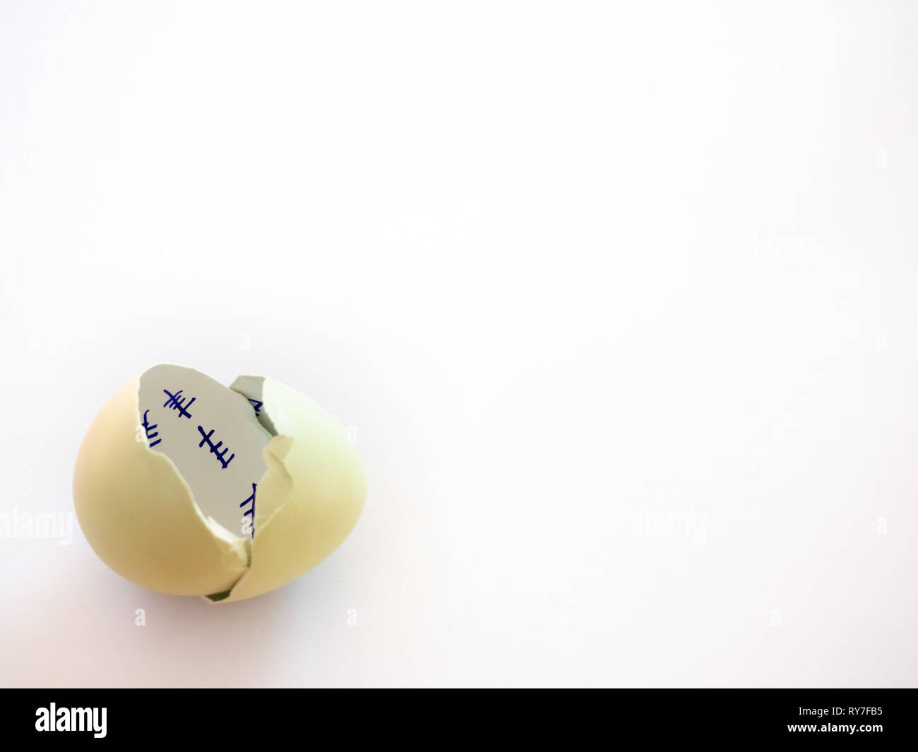Ein kaputtes Ei mit einem Countdown und Feder auf ein Pastell blau unterlegt ist. Begriff der Freiheit Stockfoto