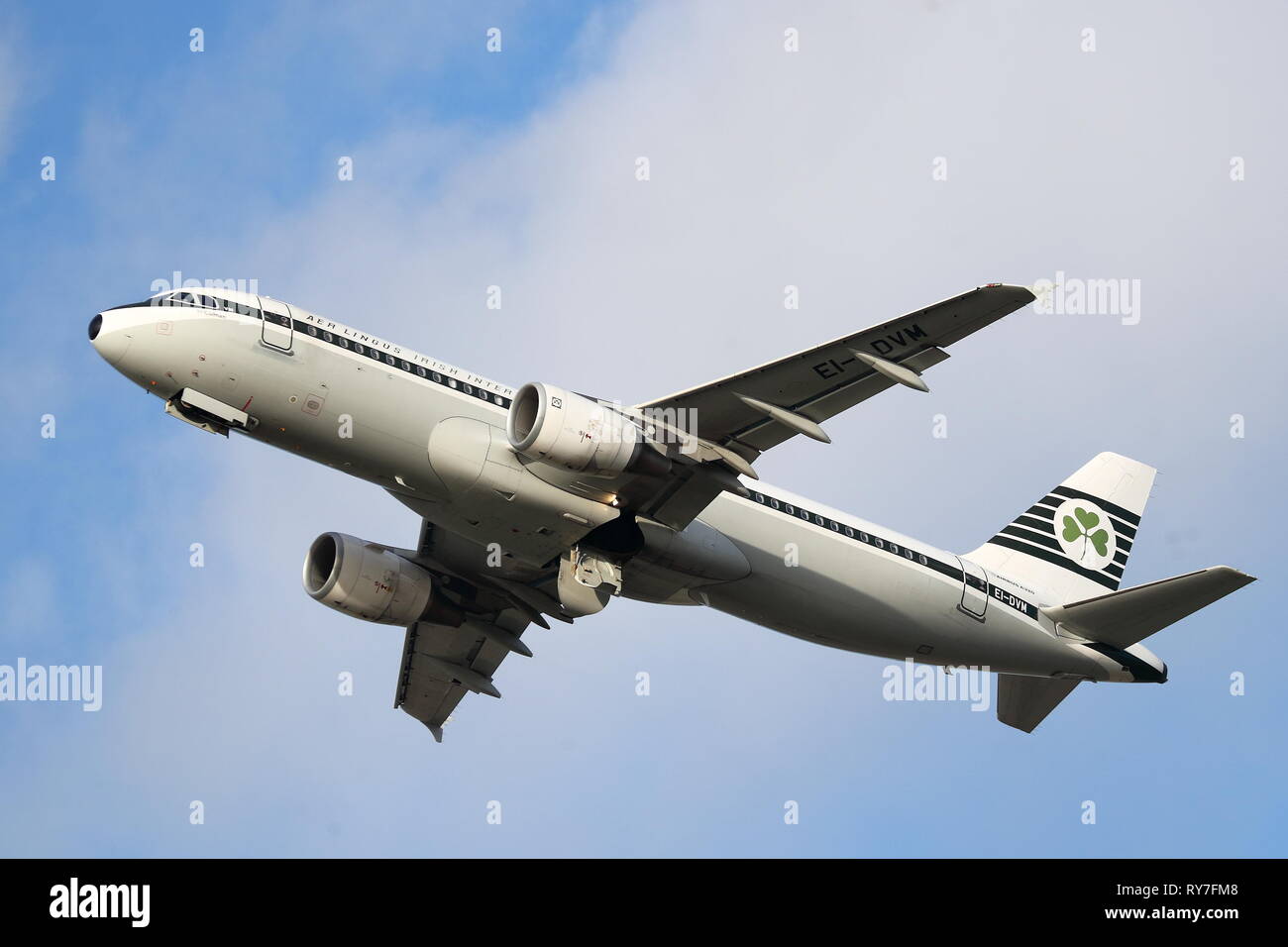 Aer Lingus Airbus A320 EI-DVM Weg von London Heathrow Flughafen, Großbritannien Stockfoto