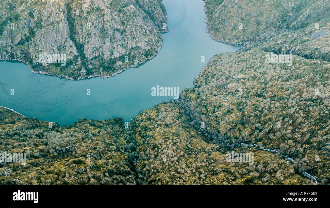 Drone Luftaufnahme der Canyon des Il'River. Galizien, Spanien. Stockfoto