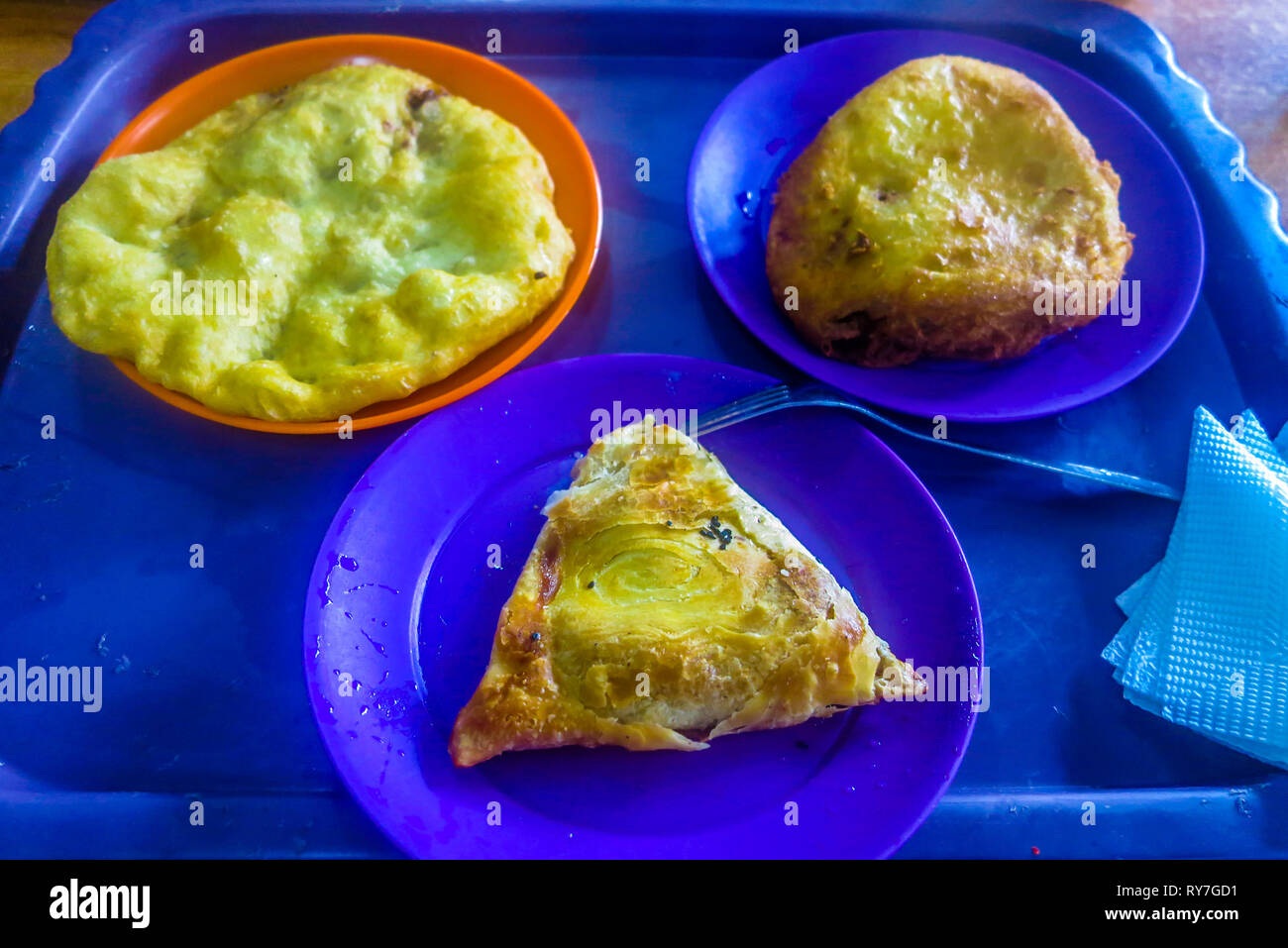 Kirgisistan Gemeinsame Frühstück Bäckerei Essen Frittierte Gebäck Samosa und Brot Stockfoto