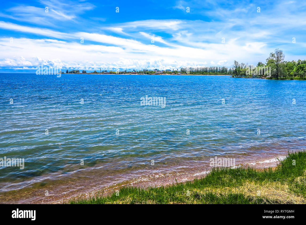Cholpon Ata Rukh Ordo Kulturzentrum mit Issyk Kul See Landschaft View Point Stockfoto