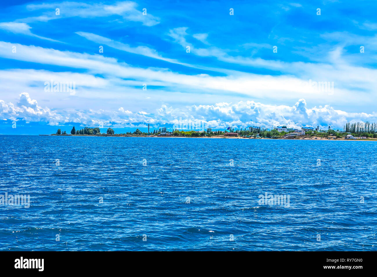 Cholpon Ata Rukh Ordo Kulturzentrum mit Issyk Kul See Landschaft View Point Stockfoto